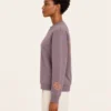 Lateral Sudadera Coral en modelo