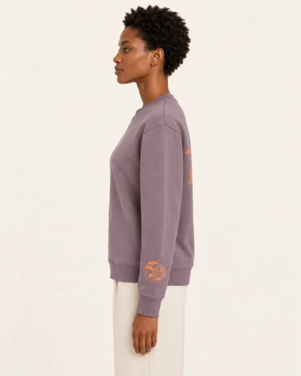 Lateral Sudadera Coral en modelo