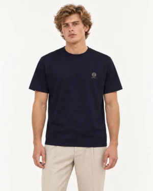 Frente Camiseta Eiffel en modelo