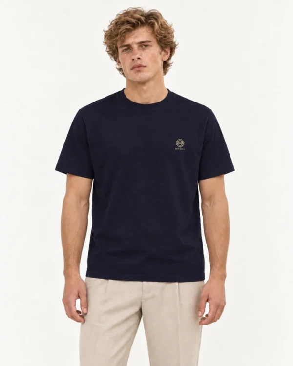 Frente Camiseta Eiffel en modelo