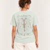 Espalda Camiseta Santa Clarita en modelo