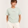Frente Camiseta Santa Clarita en modelo