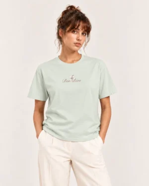 Frente Camiseta Santa Clarita en modelo