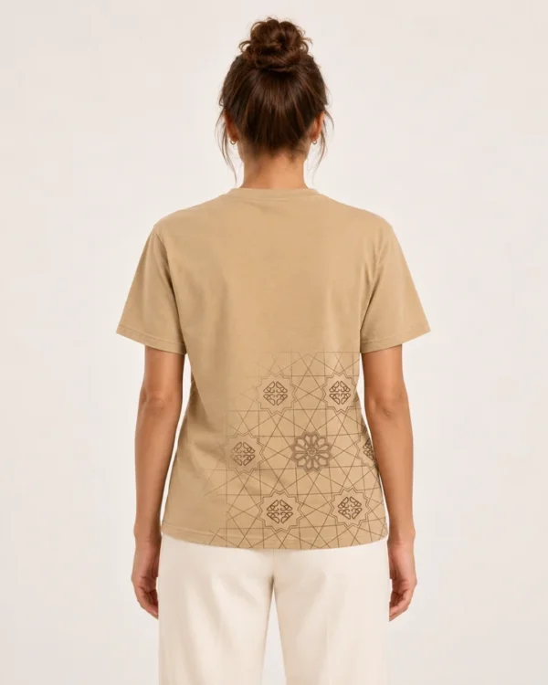 Espalda Camiseta Alhambra en modelo
