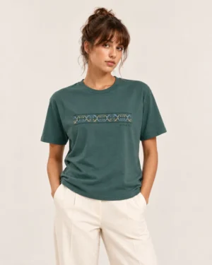 Frente Camiseta Triana en modelo